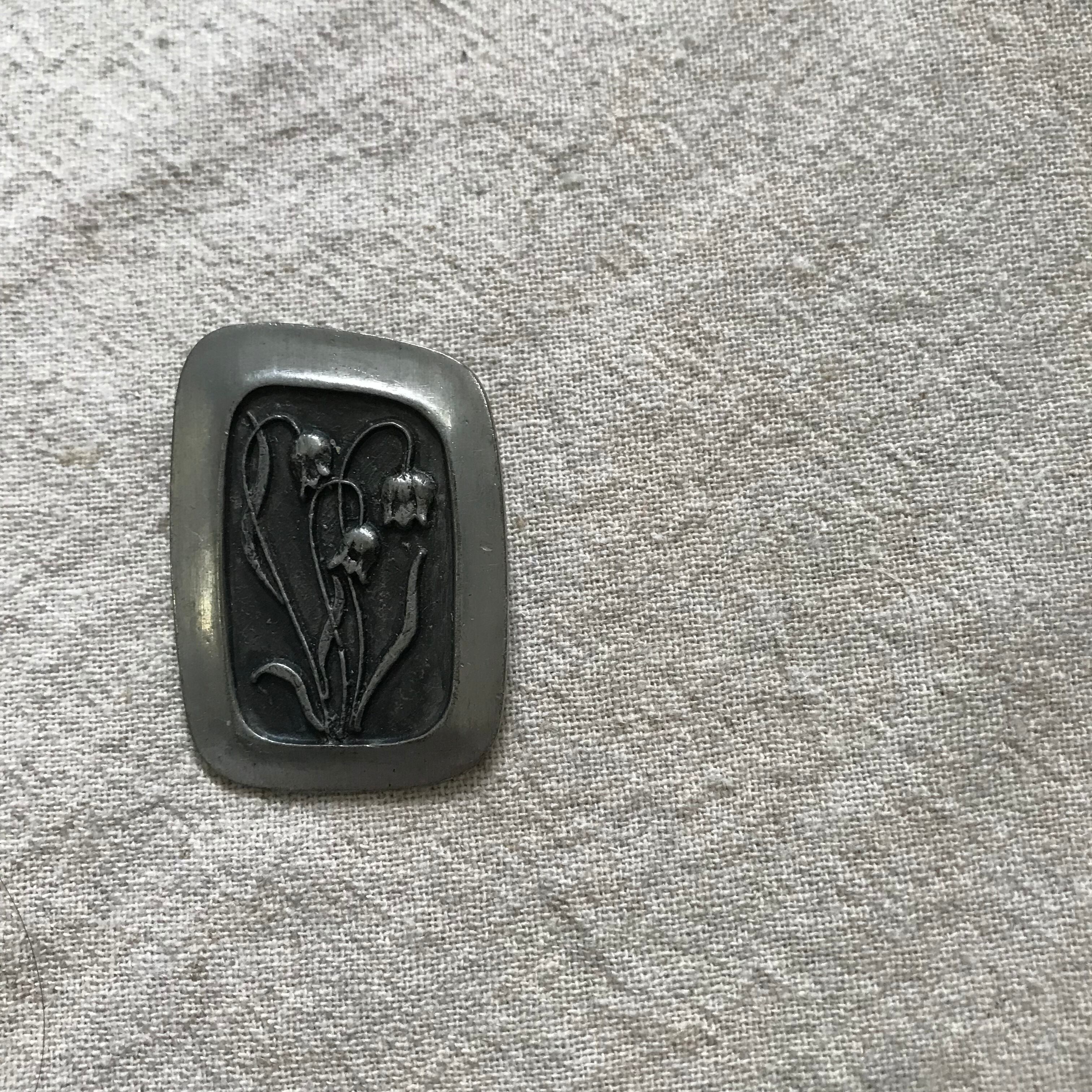 ピューターのブローチ リネア