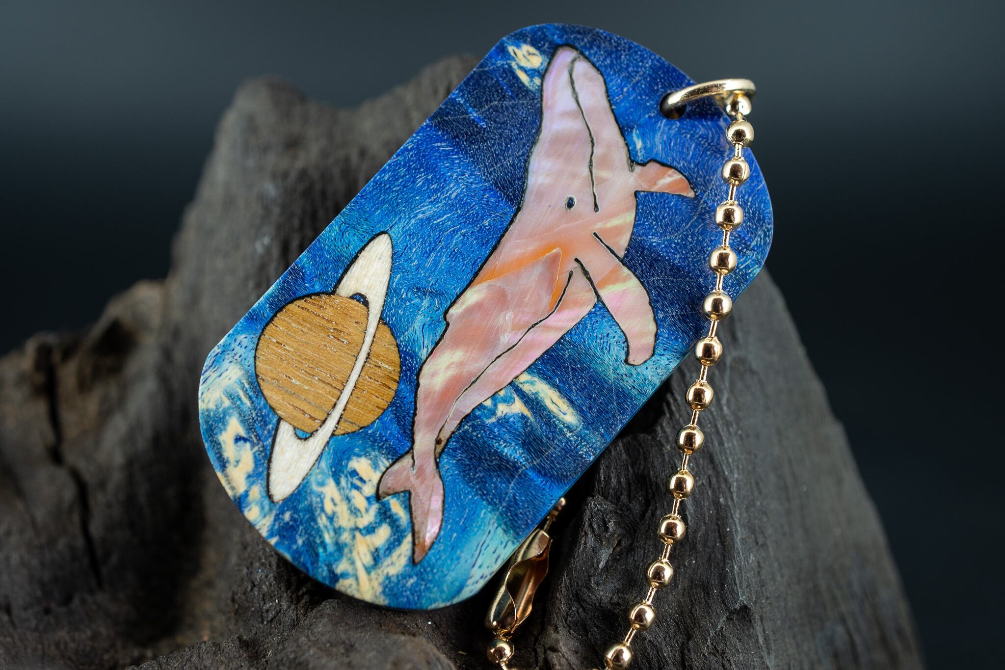 【カナダの象徴】ハードメープル 瘤杢 スタビライズウッド ドッグタグ 木象嵌 勇魚と惑星