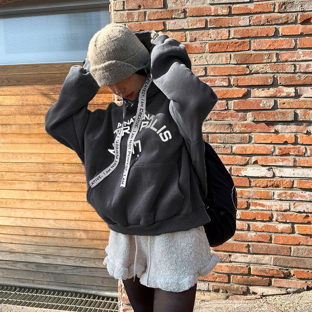 Y-4774　2026新作♡METROPOLISロゴテープデザインフーディー　チャコール　1205