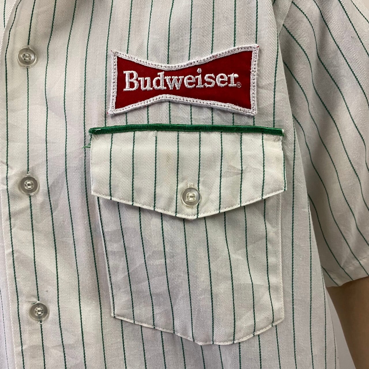 70年代 Budweiser バドワイザー ワンポイントロゴ バックロゴ ワッペン 刺繍 半袖 ストライプシャツ ワークシャツ メンズM 古着 70s  ヴィンテージ ビンテージ ホワイト グリーン 白 緑色【半袖シャツ】 | cave 古着屋【公式】古着通販サイト