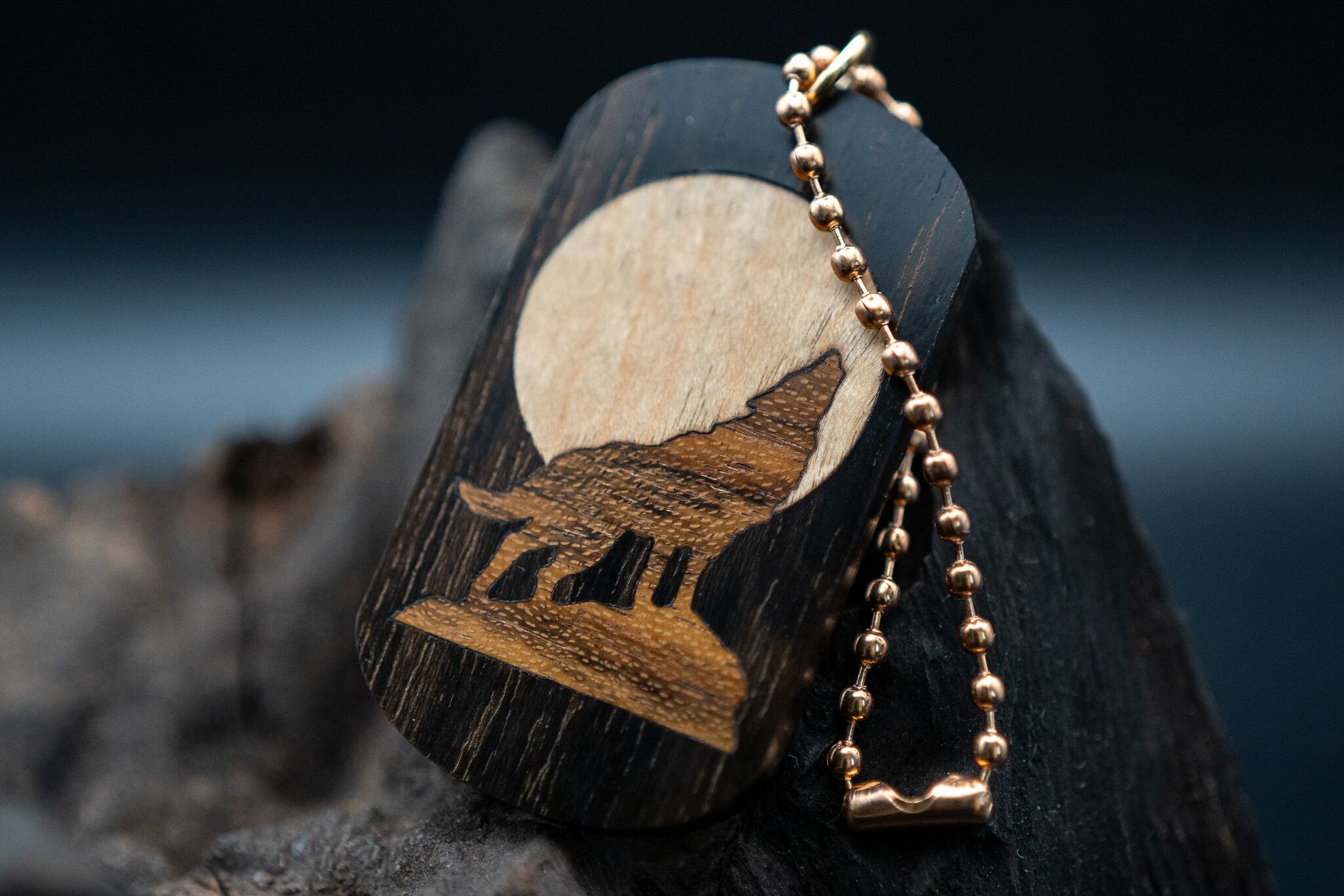 【 マヤの遺産】 ジリコテ ドッグタグ 象嵌 月と狼