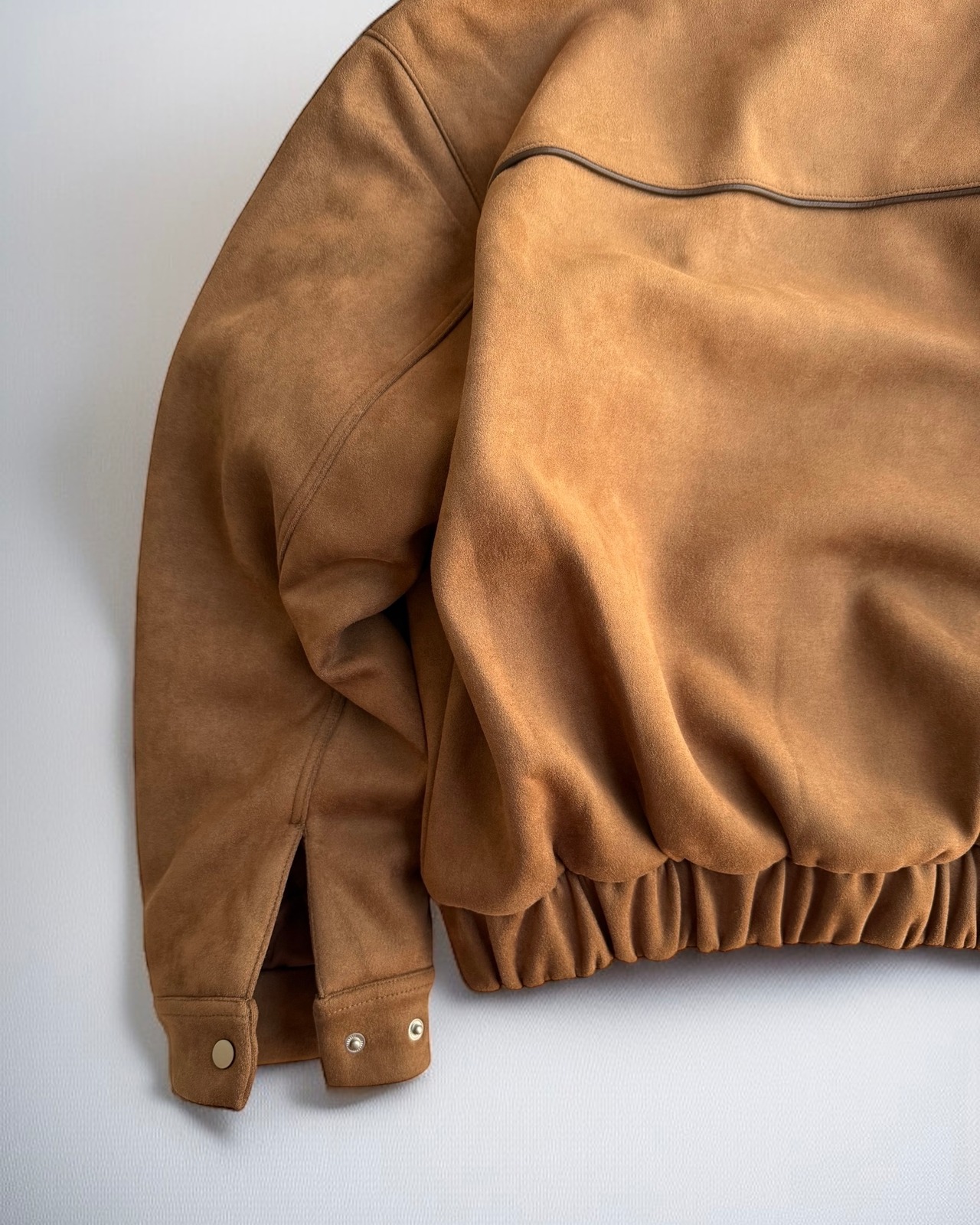 calm suède-like padded blouson <camel>