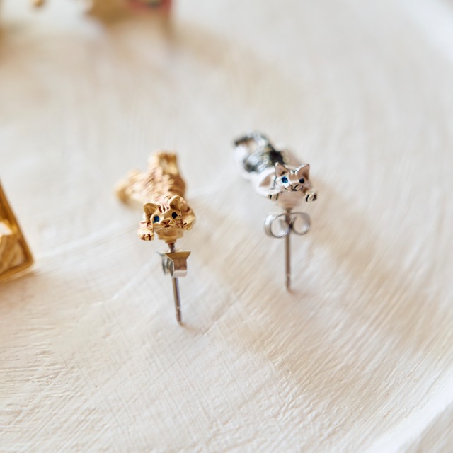 スリリングネコピアス