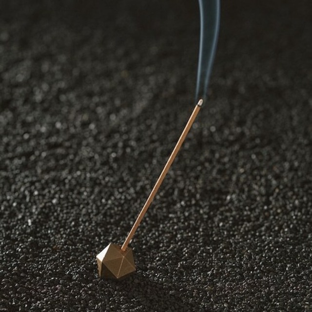 《3段階で角度調整が可能なブロンズ製の香立て》poly incense holder｜NAGAE+（ナガエプリュス）
