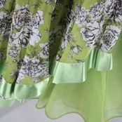 社交ダンス 衣装 スタンダード 上下セット ツーピース レッスンウェア パーティ衣装 ICHIOKU イチオク 黄緑 グリーン系 花柄 光沢感 清楚 フェミニン 上品 大人かわいい 舞台衣装 おしゃれ 講師用 ダンスウェア スカート付き お揃い トップス 花柄衣装 派手すぎない 伸縮性 しっかりした作り デザイン性 高品質 ポリエステル素材 お手入れ簡単 清楚な印象 上下セットアップ