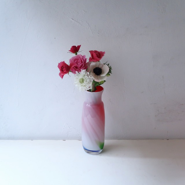 透けるようなピンクの花瓶