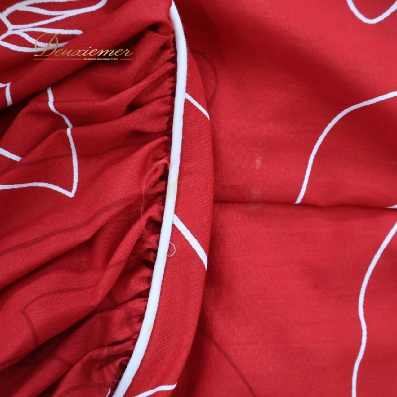 フラダンス 衣装 ワンピース ドレス レッド系 ムームーファクトリー ハワイ製 プルメリア柄 ハワイアンプリント T&L MUUMUU FACTORY アロハ フラ ダンス レッスン 練習 ホワイト系 赤 白 フリル 花柄 植物柄 フラワープリント 華やか 鮮やか かわいい おしゃれ 上品 フリル付き 美しい プルメリアデザイン 大人用ドレス フェスティバル用 パーティー