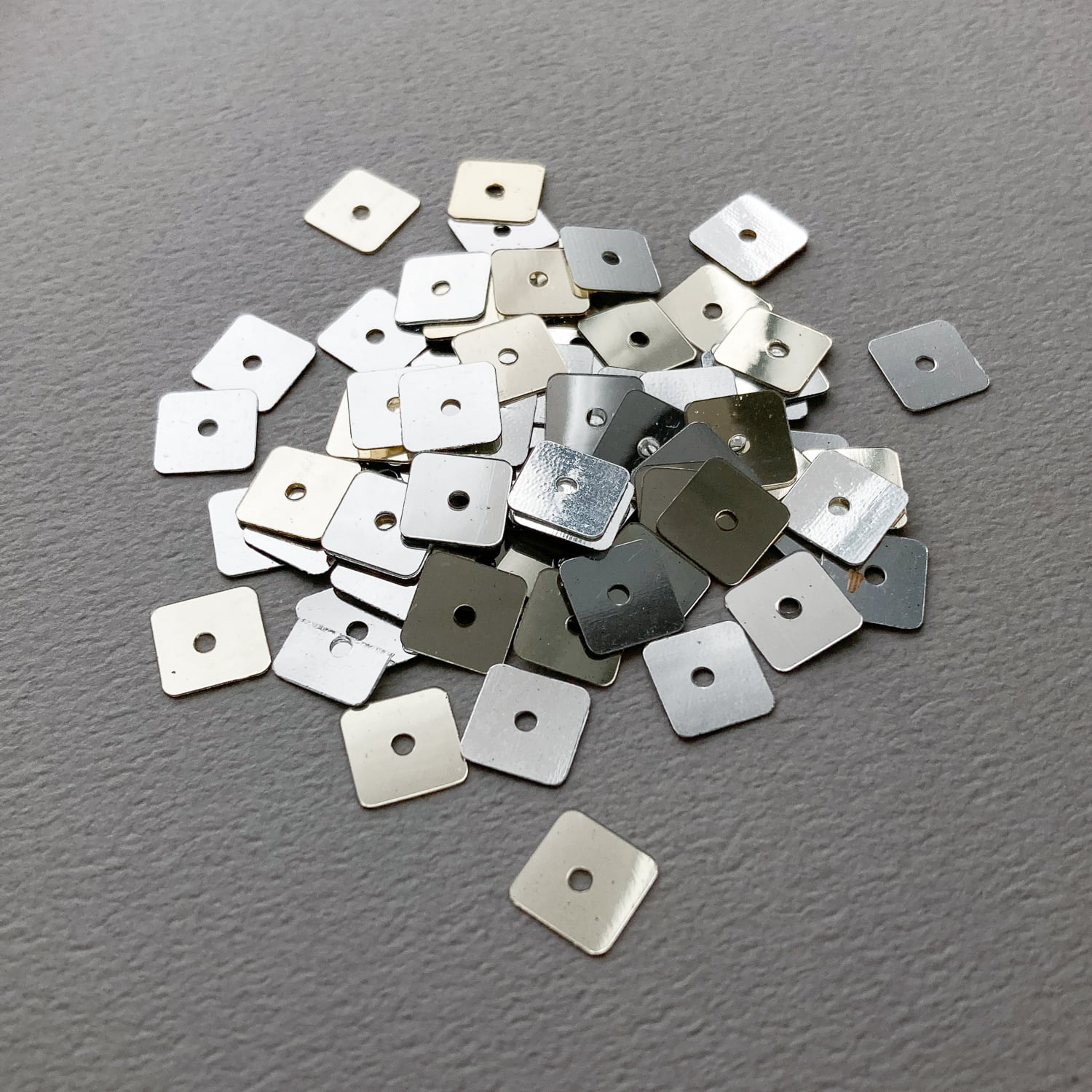 中心穴あきスクエアスパンコール（7mm） | Dua-アクセサリーパーツショップ