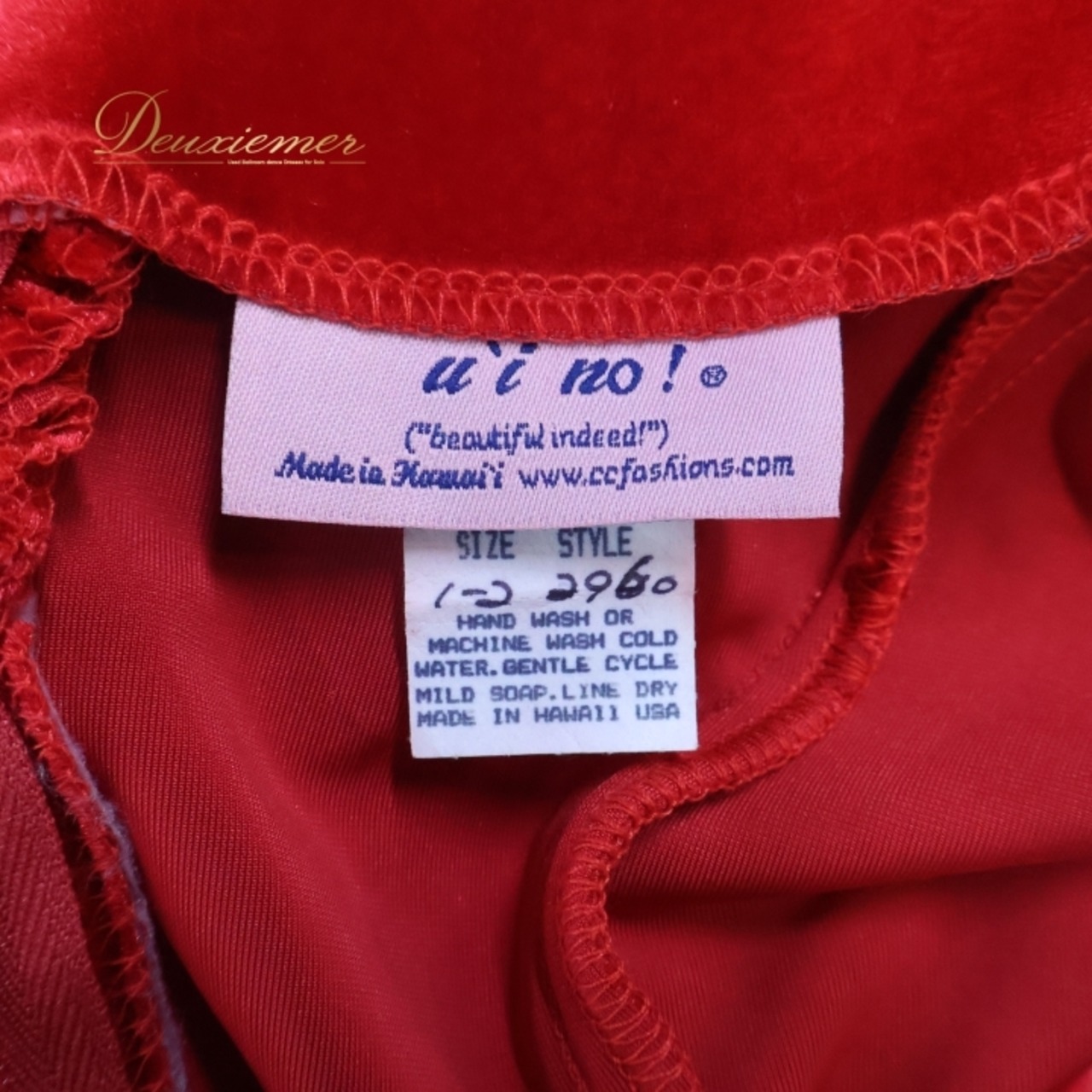 フラダンス 衣装 ワンピース ドレス uino! レッド系 ハワイ製 ベロア生地 アシンメトリー 高級感 上品 フリル 大人 綺麗 華やか シンプル 無地 オフショルダー かわいい ハワイアン アロハ フラ ダンス レッスン 練習 ドレッシー