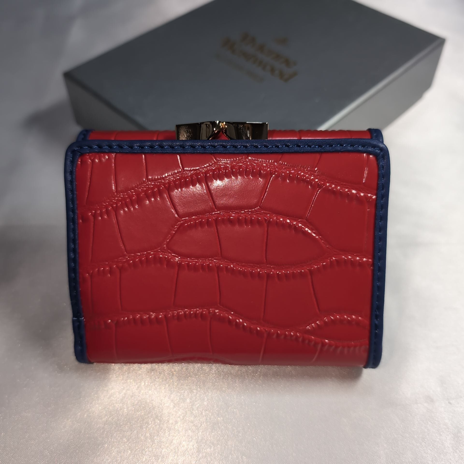 ヴィヴィアンウエストウッド がま口三つ折り クロコ型押し レッド