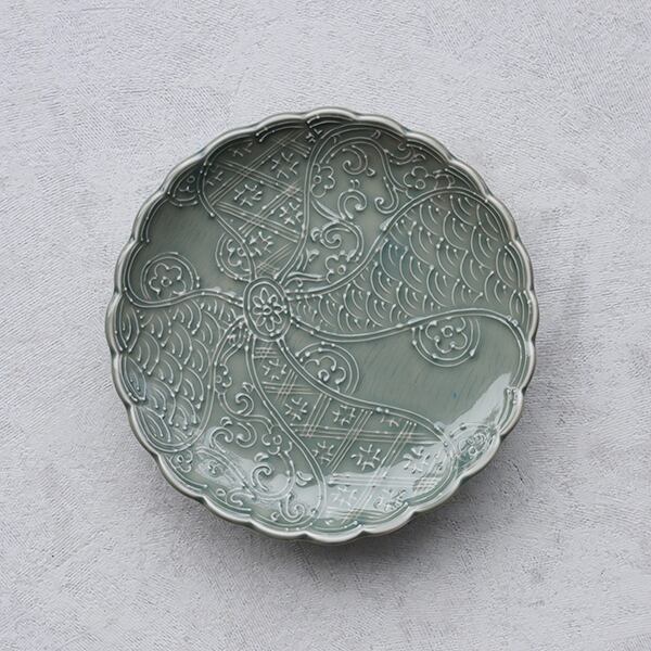 アウトレット】有田焼 グレー釉花彫花型高台皿 | MARUFUKU utsuwanohana
