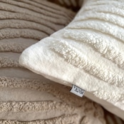 【PENTIK】 Vilja Tufted Cushion Cover（ヴィリヤ タフテッド クッション カバー） ナチュラルホワイト 45×45cm