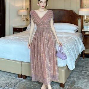 【送料無料】 ロングドレス 衣装 カラードレス マキシ Aライン フレア プルオーバー 半袖 Vネック プリーツ 薄手生地 エレガント 可愛い 大人可愛い きれいめ シンプル カジュアル シック コンサバ 華やか 大人 上品 おしゃれ お洒落 主役級 こなれ感 高見え フェミニン 無地 夏 レディース 女性用 ママ 結婚式 二次会 パーティ 演奏会 ファッション コーデ スタイル 体型カバー 美脚 脚長 定番 垢抜け 存在感