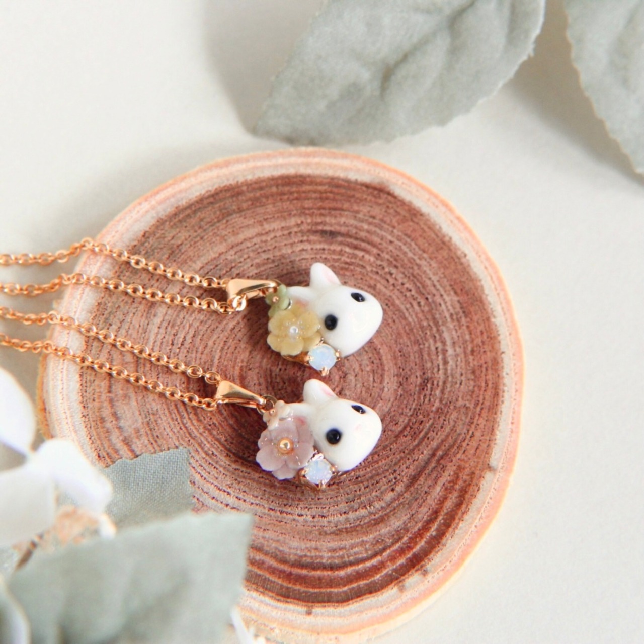 うさぎとポピーネックレス