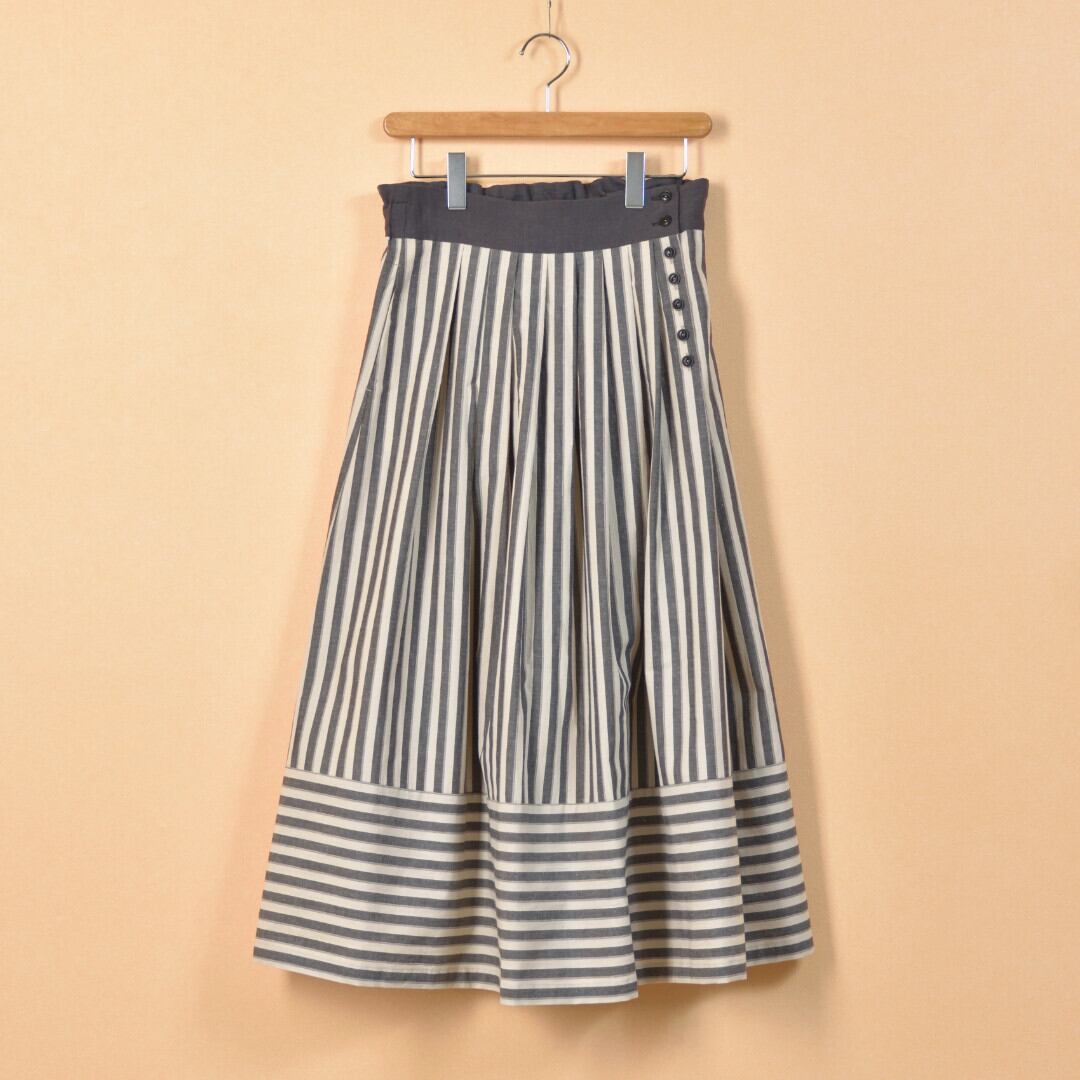 MAGALI マガリ ウォッシュドコットンリネン・アンティーク・スカート・ブラックストライプ ふんわりとしたシルエットで、裾の切り替えがデザインのポイントになっております。【送料無料】