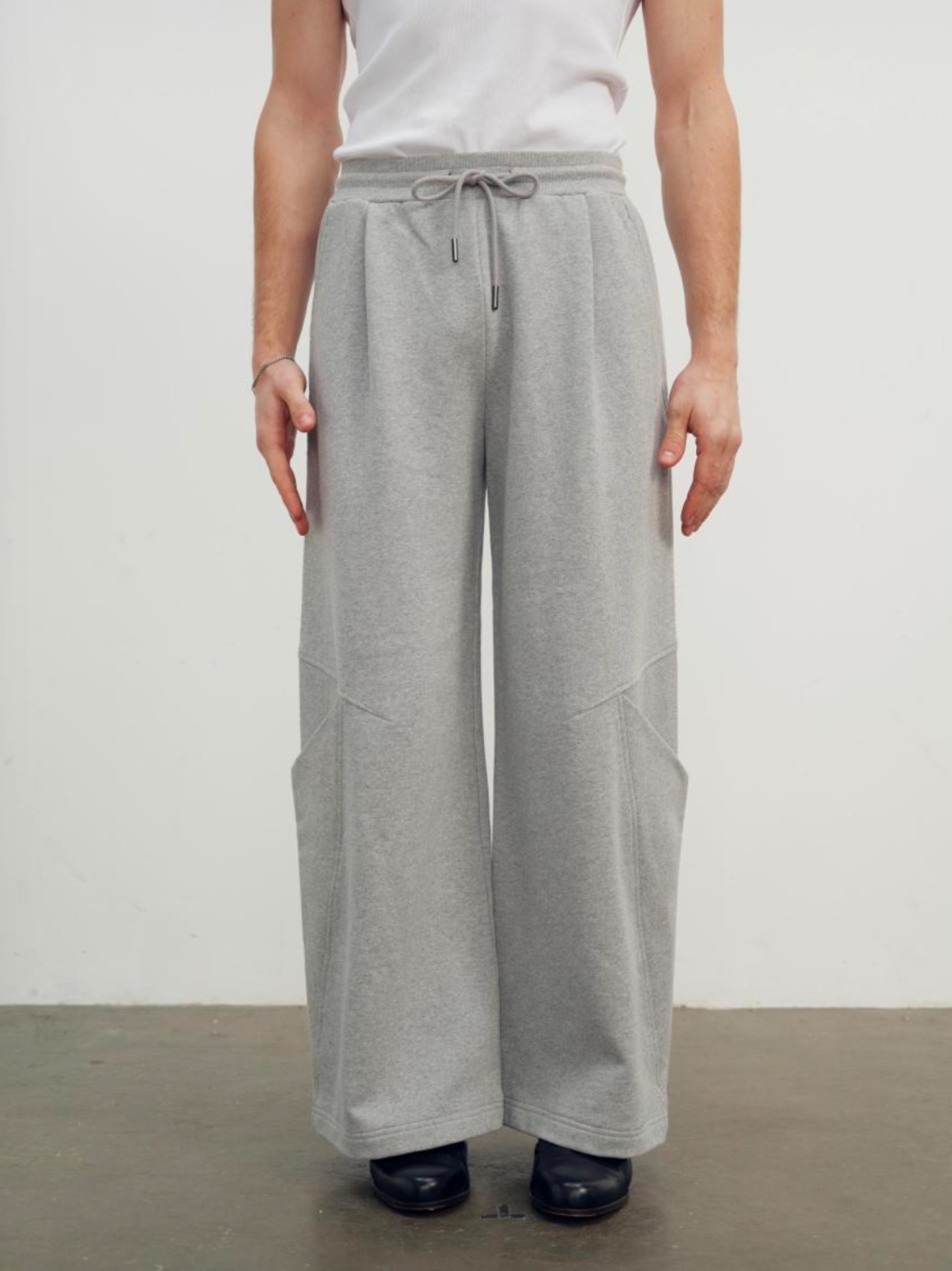 【26AW | MEN】 NULLUS ヌルス / スウェットパンツ / SCULPTURAL CUT WIDE LEG SWEATS / NUAW26TRO007 - 1