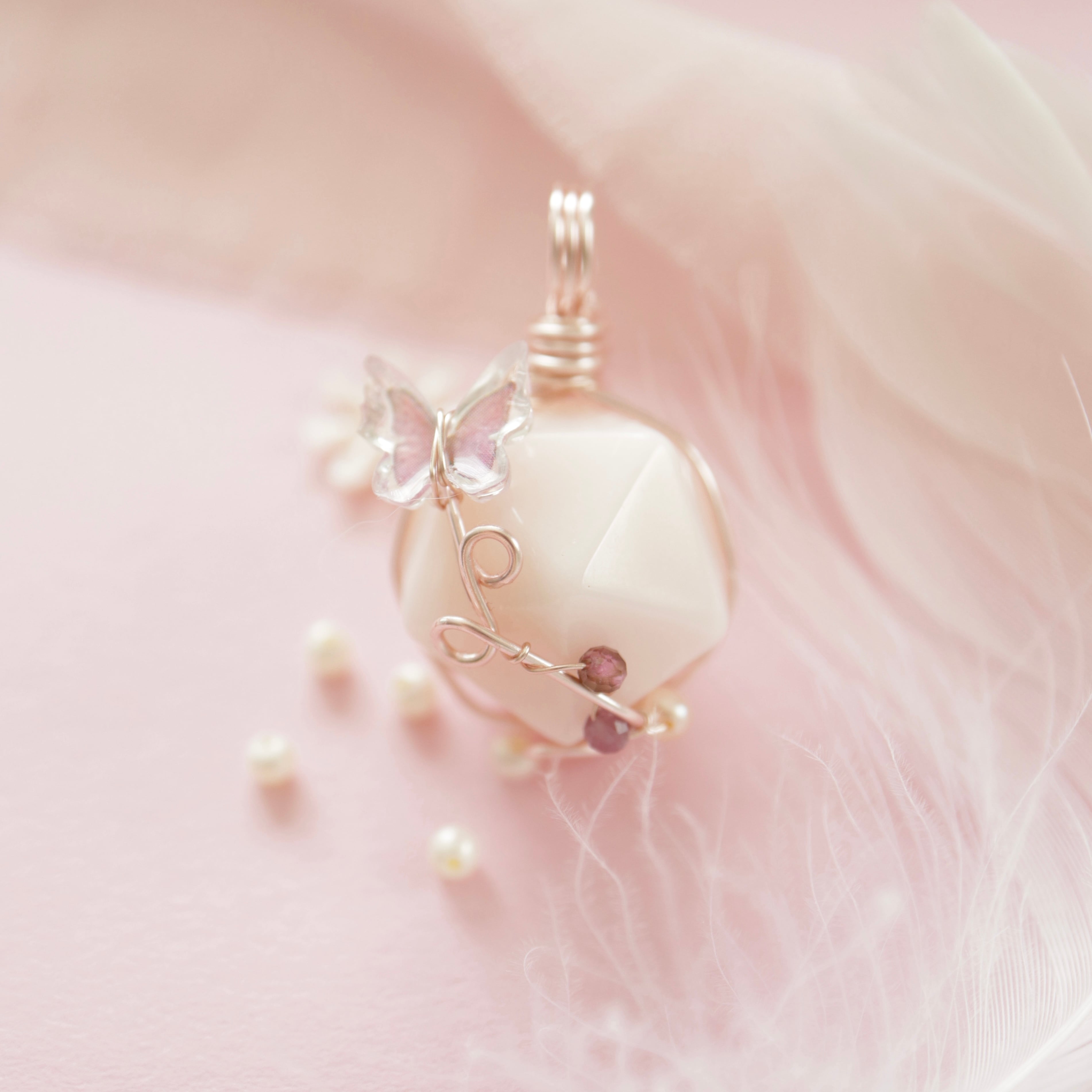 【1点もの】ピンクカルサイト《やさしさの羽音》|天然石ワイヤーアクセサリー