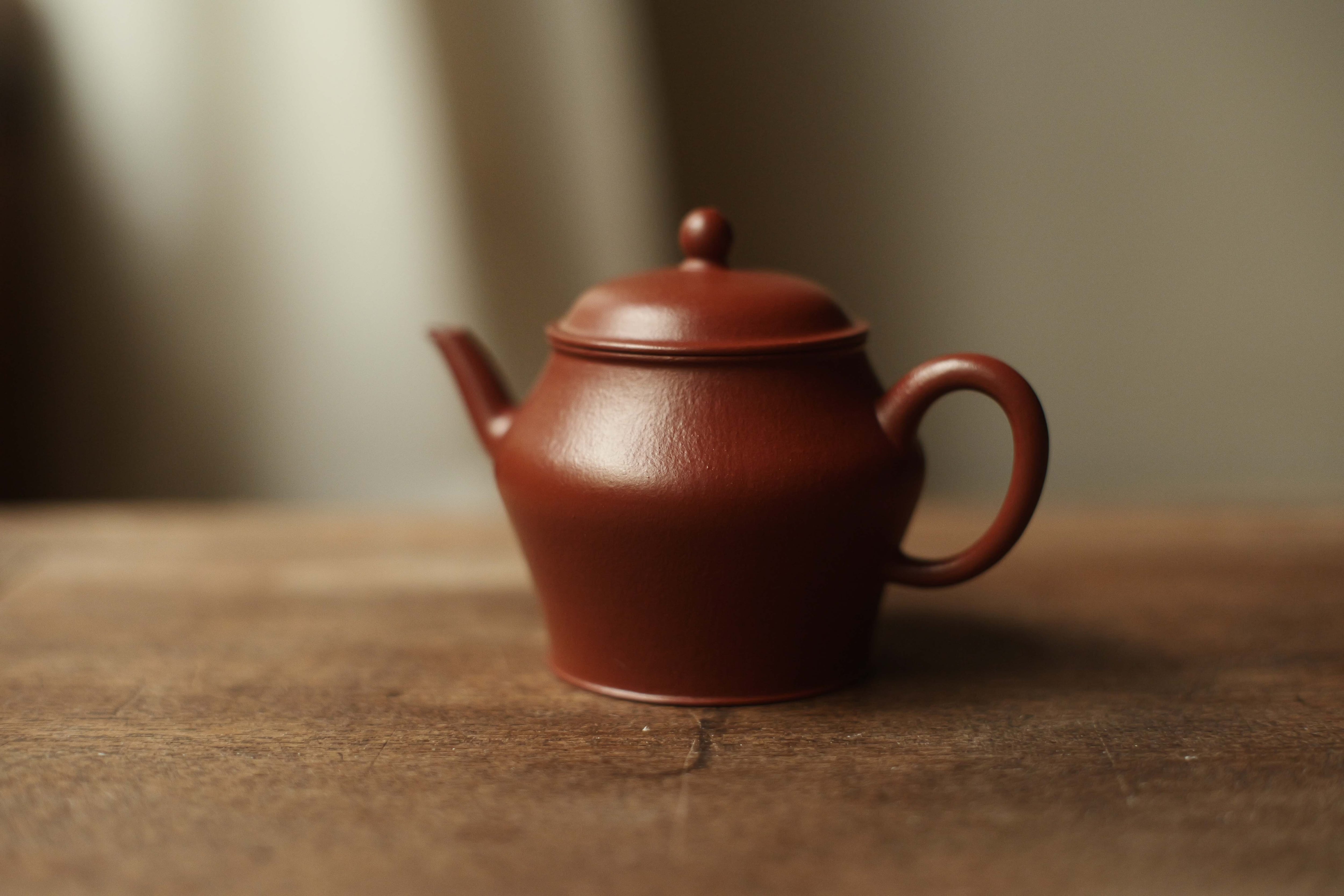 宜興紫砂壺「甕形」（満水約105cc・全手工）・老朱泥（奉燕綺