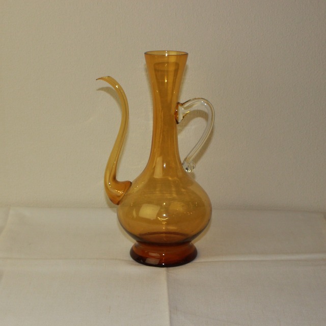 “光をためる” 琥珀色のガラス水差し