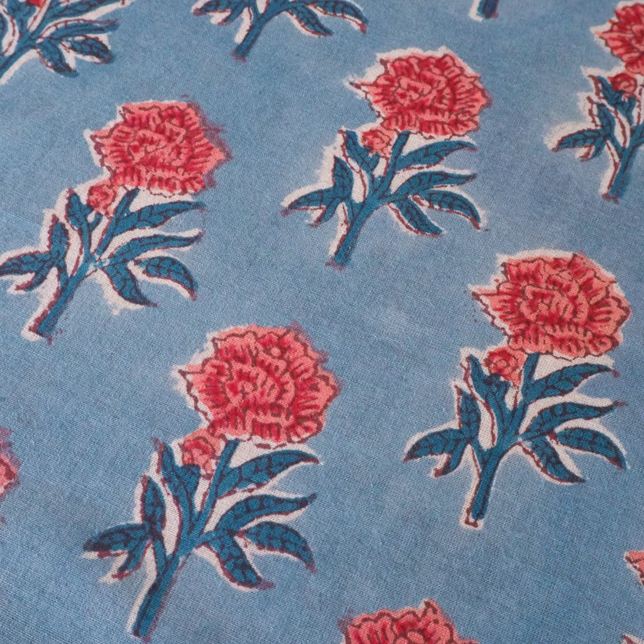 ブロックプリント生地【50cm単位】インド綿 miniローズ柄 水色×ローズピンク #49410-BL1