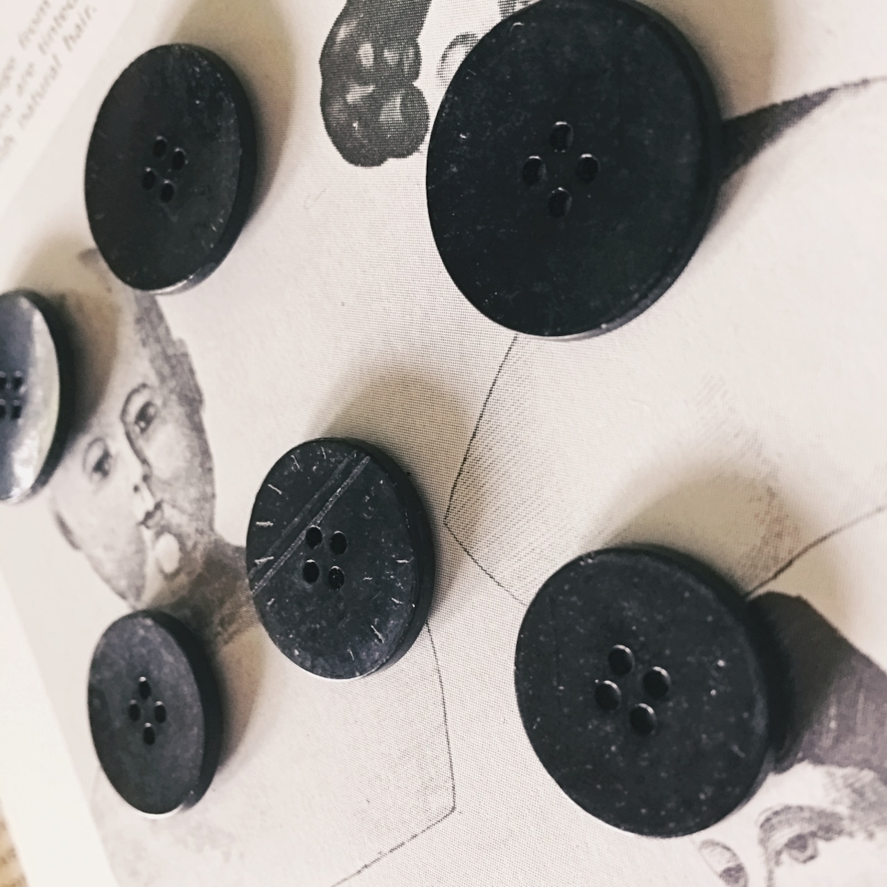 フランス 1900s 幾何学の黒花とgalalithe製ボタンセットb アンティーク
