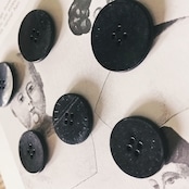 フランス 1900s 幾何学の黒花とgalalithe製ボタンセットb アンティーク
