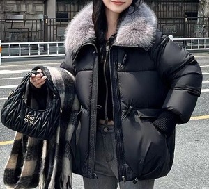 襟付き ファー ダウンジャケット レディース トップス ジャケット ダウン アウター 上着 羽織 丈長 長袖 大きめ襟 オーバーサイズ ふわふわ ファスナー ポケット 前開き ボタン トグルボタン かわいい 大人可愛い シンプル カジュアル おしゃれ こなれ感 存在感 無地 春 秋 冬 ママ 通勤 学生 学校 通学 デート お出かけ 旅行 公園 女子会 休日 暖かい 防寒 体型カバー 普段使い 着回し M L XL 2XL 大きいサイズ ゆったり 黒 ブラック 茶色 ブラウン オフホワイト カーキ ピンク