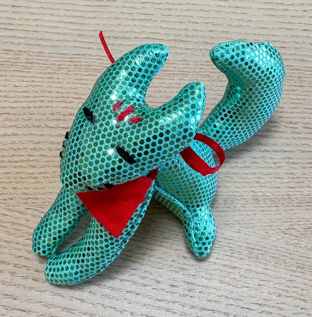 輝くお稲荷さまのぬいぐるみ