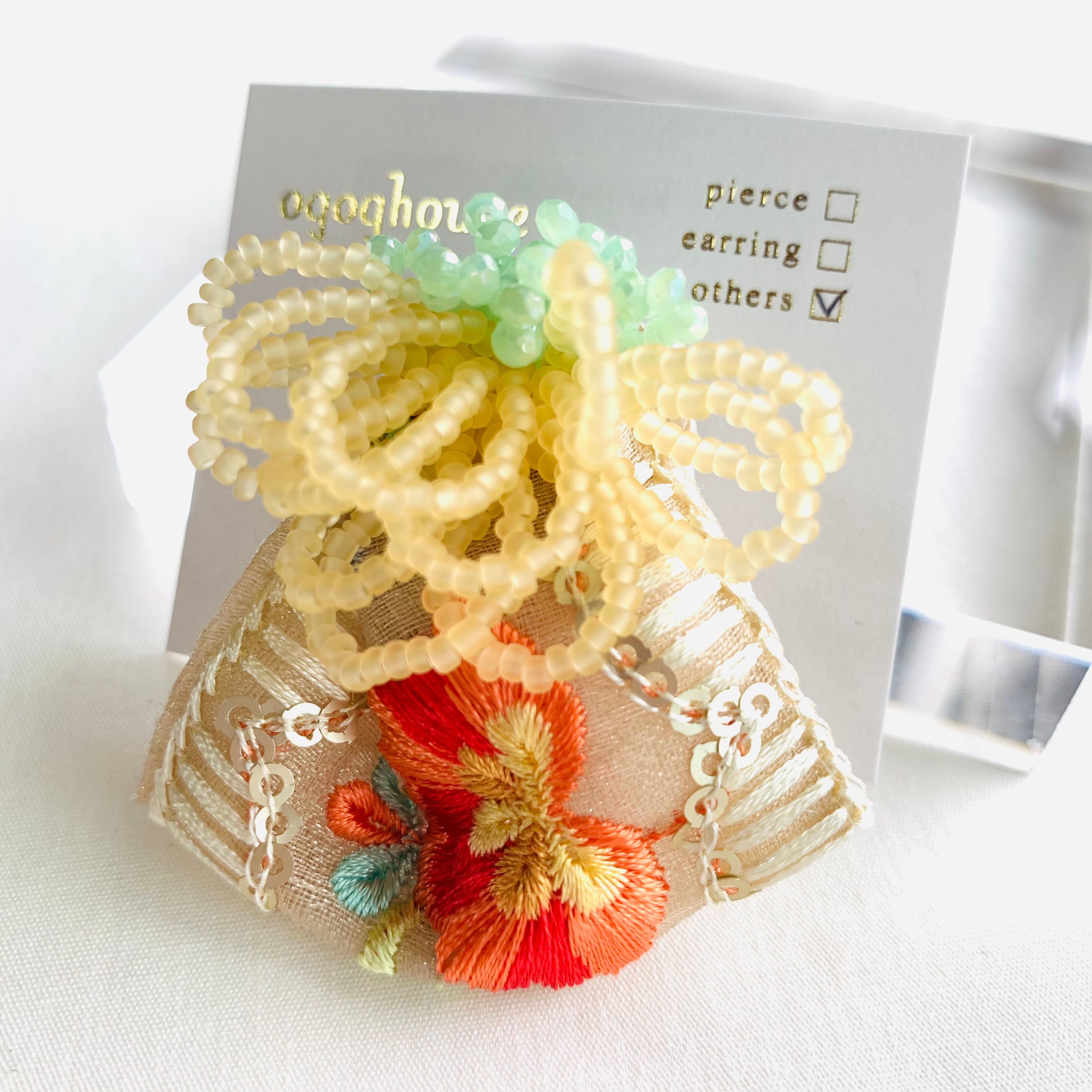 ビーズと刺繍リボンブローチno.b8-4 | 【オガオガハウス】遊び心を