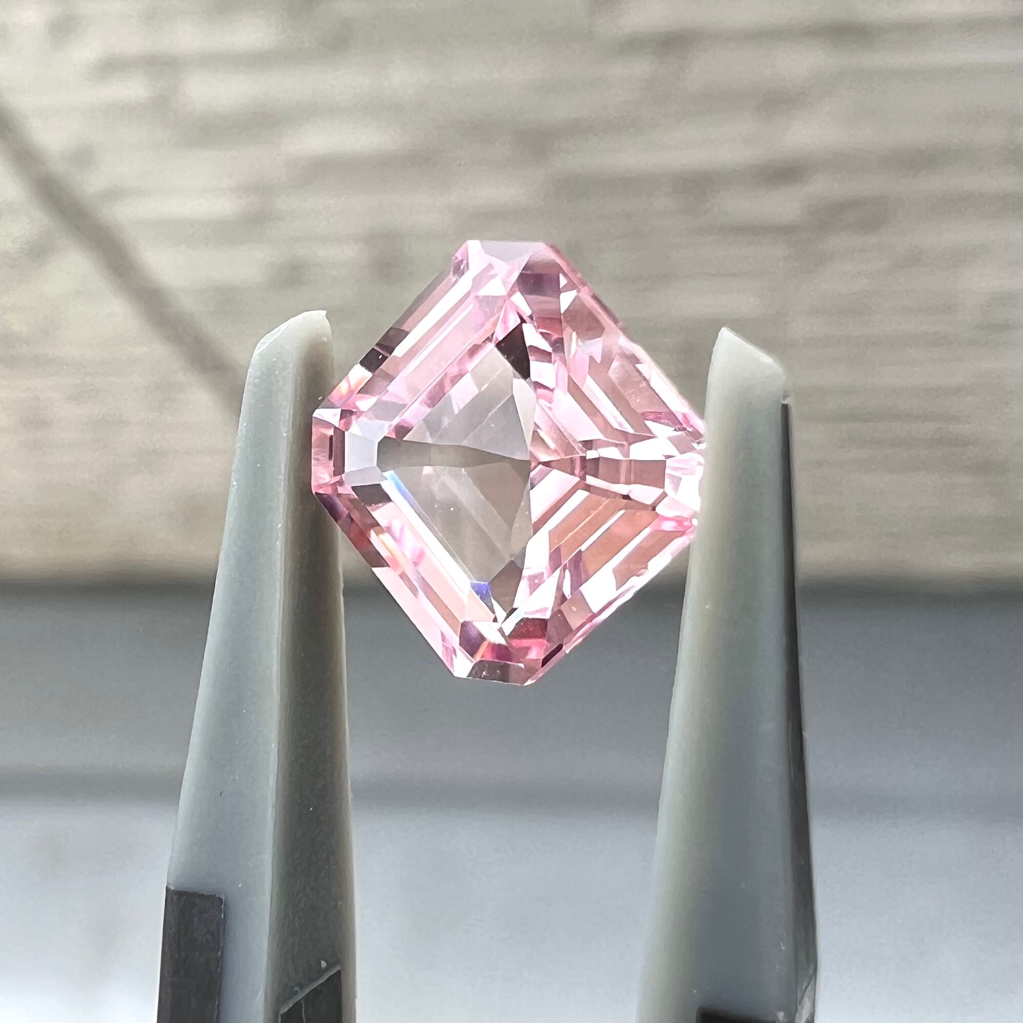再結晶ピンクサファイア 桜色 アッシャーカット 1.7ct ジュエリールース