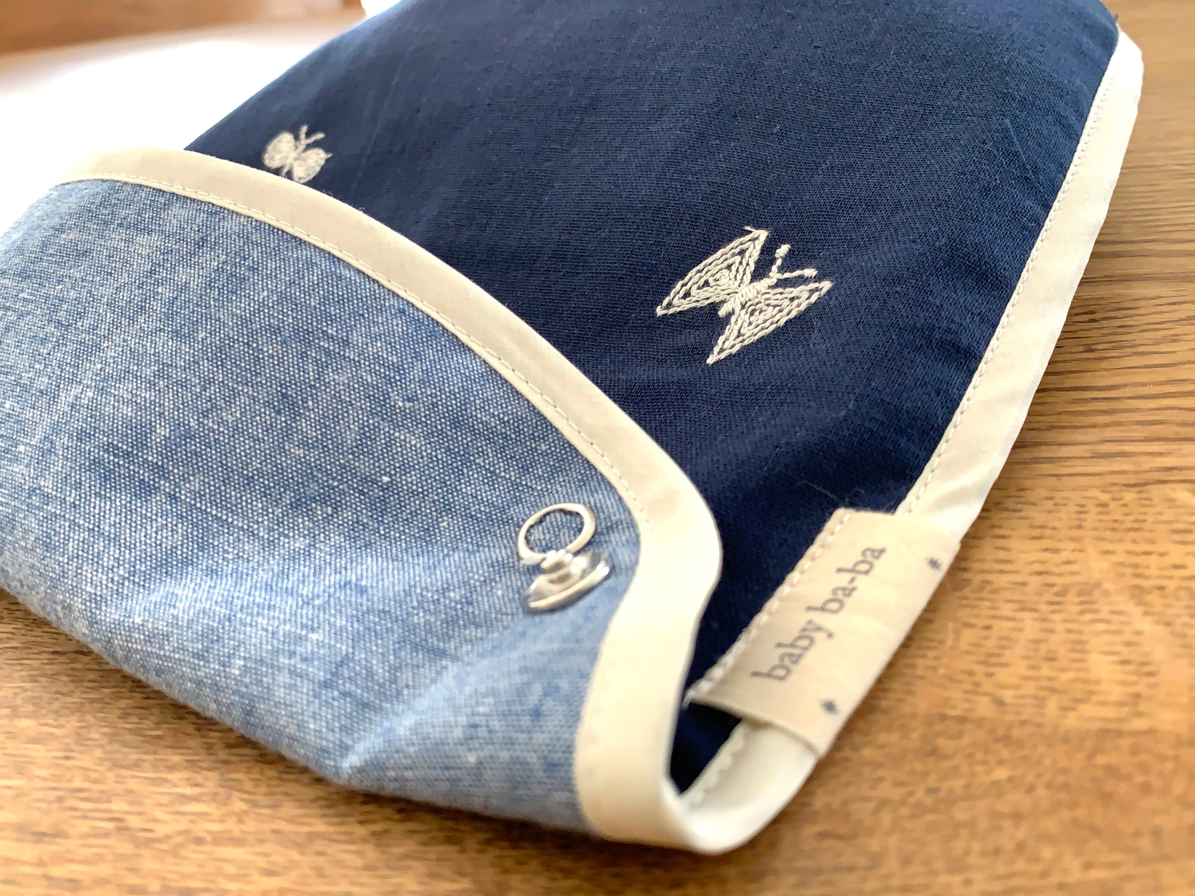 布製お食事スタイ 刺繍のちょうちょ柄ネイビー・リバーシブル | baby
