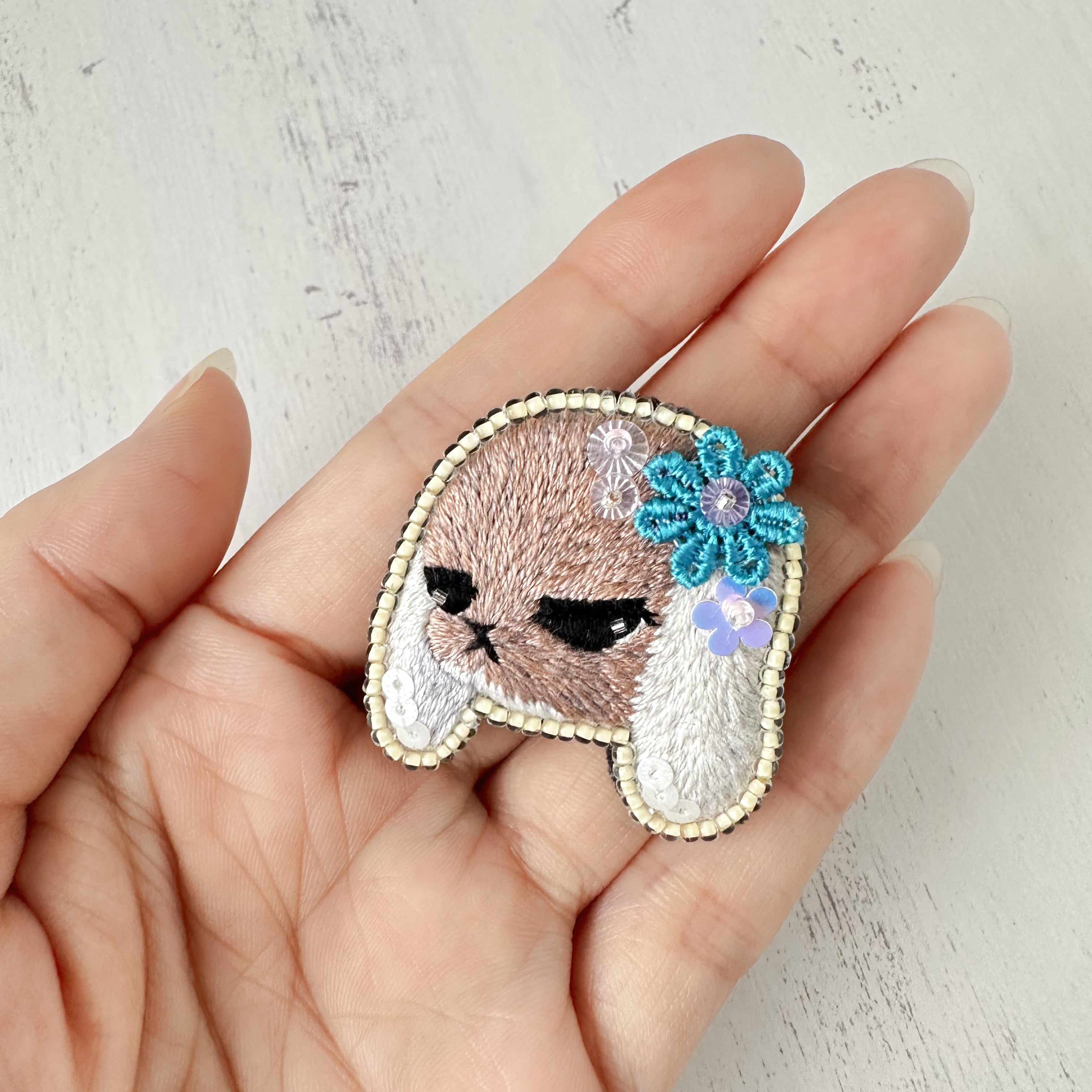 お花たれ耳うさぎのビーズ刺繍ブローチ | Usamaki