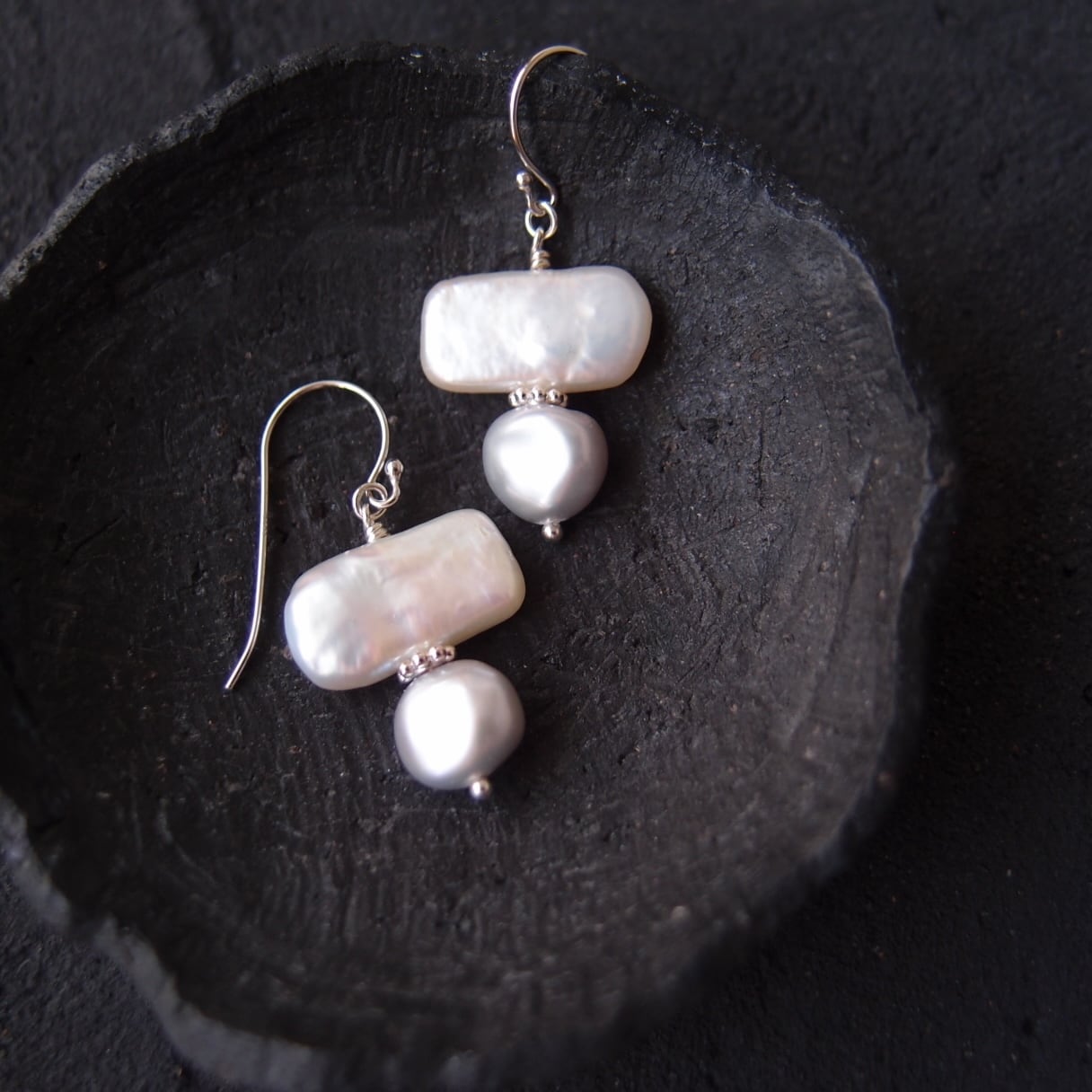 【SV】Rectangle Pearl Earrings/レクタングルパール バイカラーピアス(White × Gray)