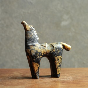 空を見上げる、ずっしりと模様が美しい馬