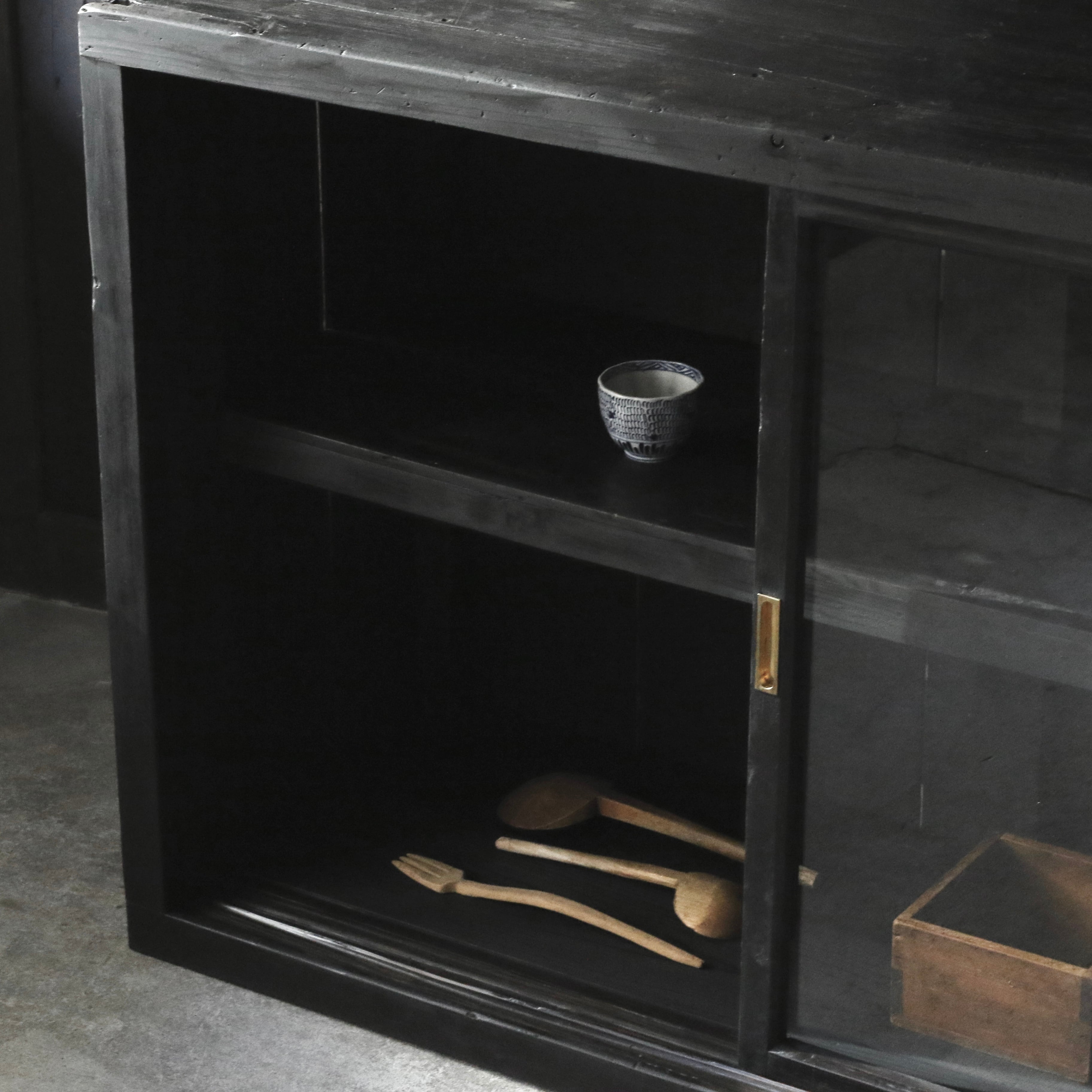 横長なガラス戸棚《古家具 食器棚 サイドボード》 | Rem Remake Furniture