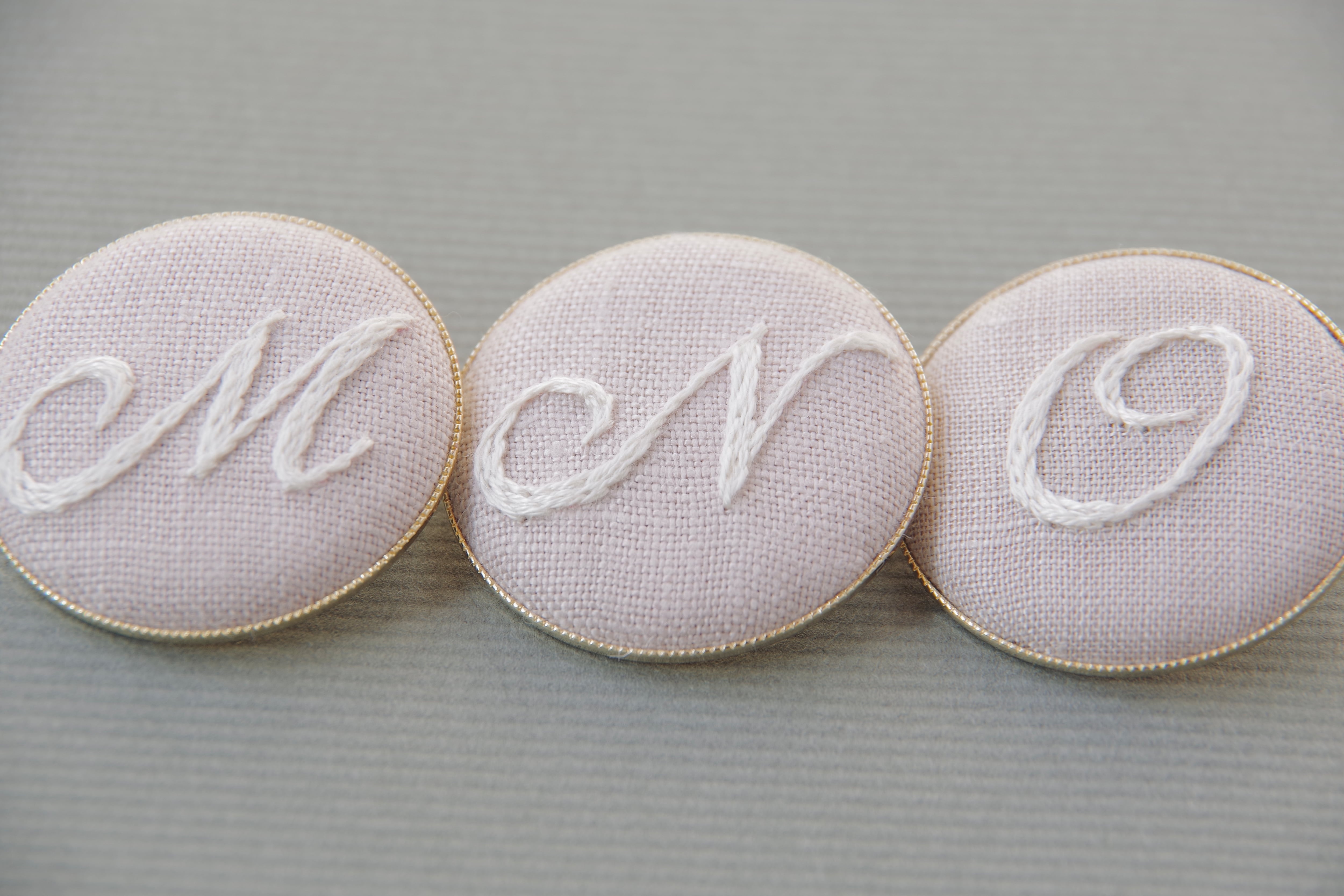 刺繍ブローチ「イニシャル M / N / O」 | Online Store 手刺繍Fika