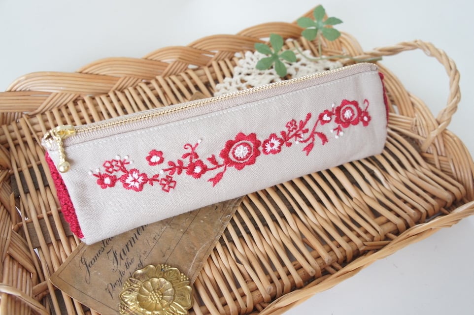 刺繍の三角ペンケース(ベージュ・赤)