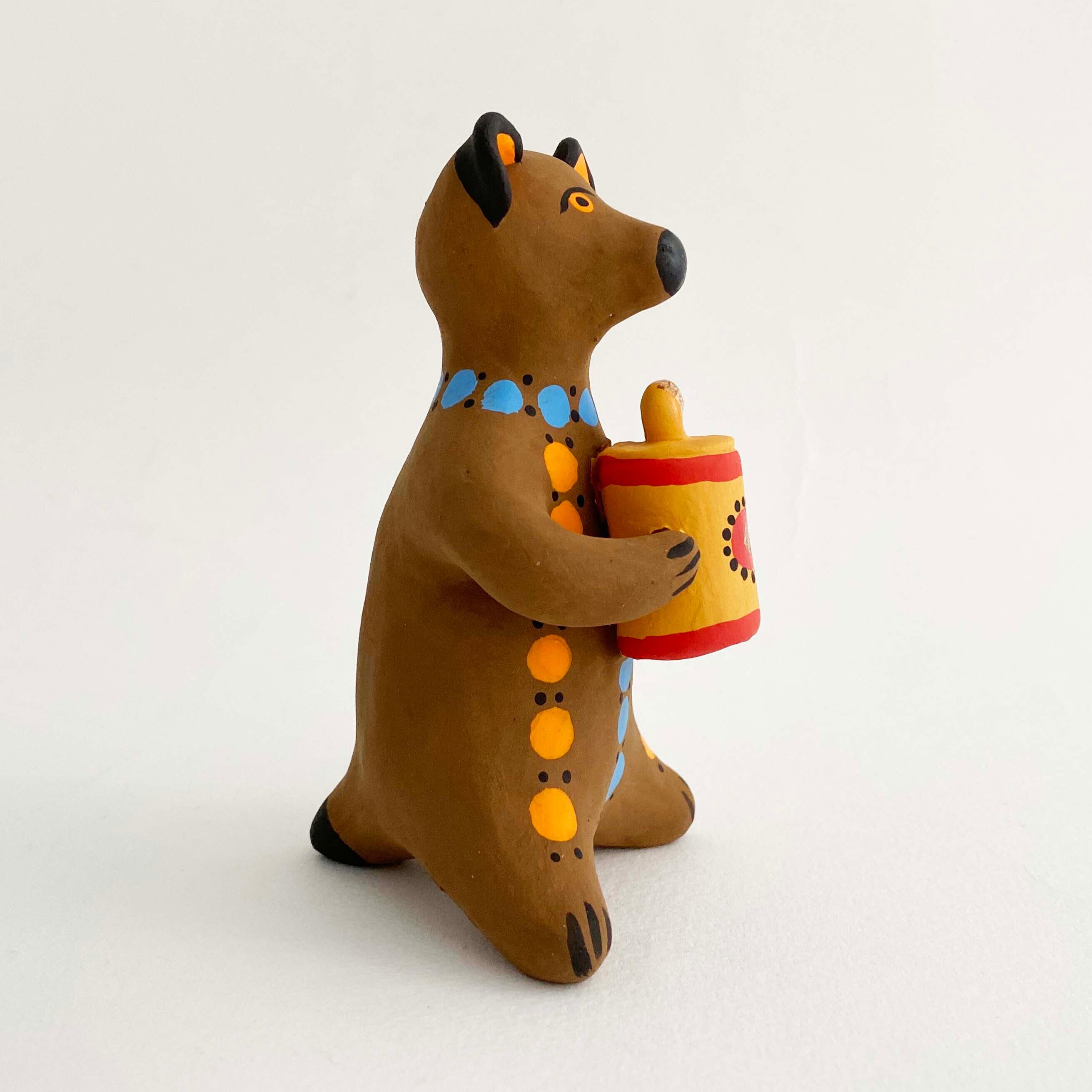 ディムコヴォ土人形 / 熊（器を抱える）