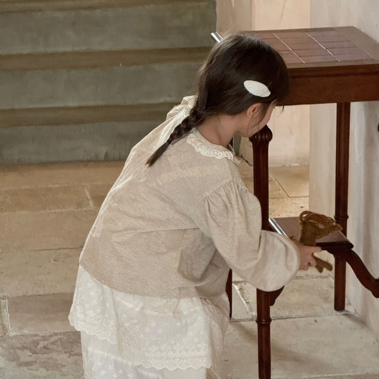 秋ベージュレースラウンドネックブラウス