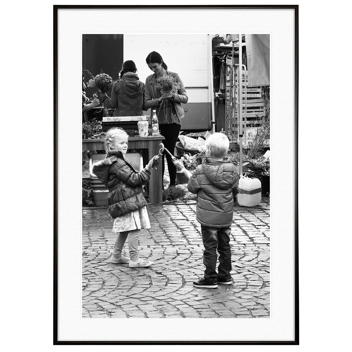 人物の写真 子供 傘で遊ぶ男の子と女の子インテリアモノクロアート