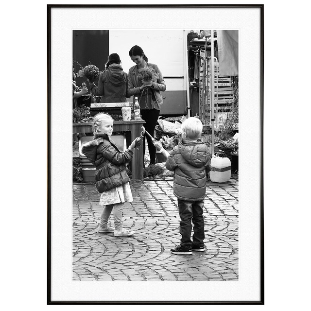 人物の写真 子供 傘で遊ぶ男の子と女の子インテリアモノクロアートポスター額装 AS2181