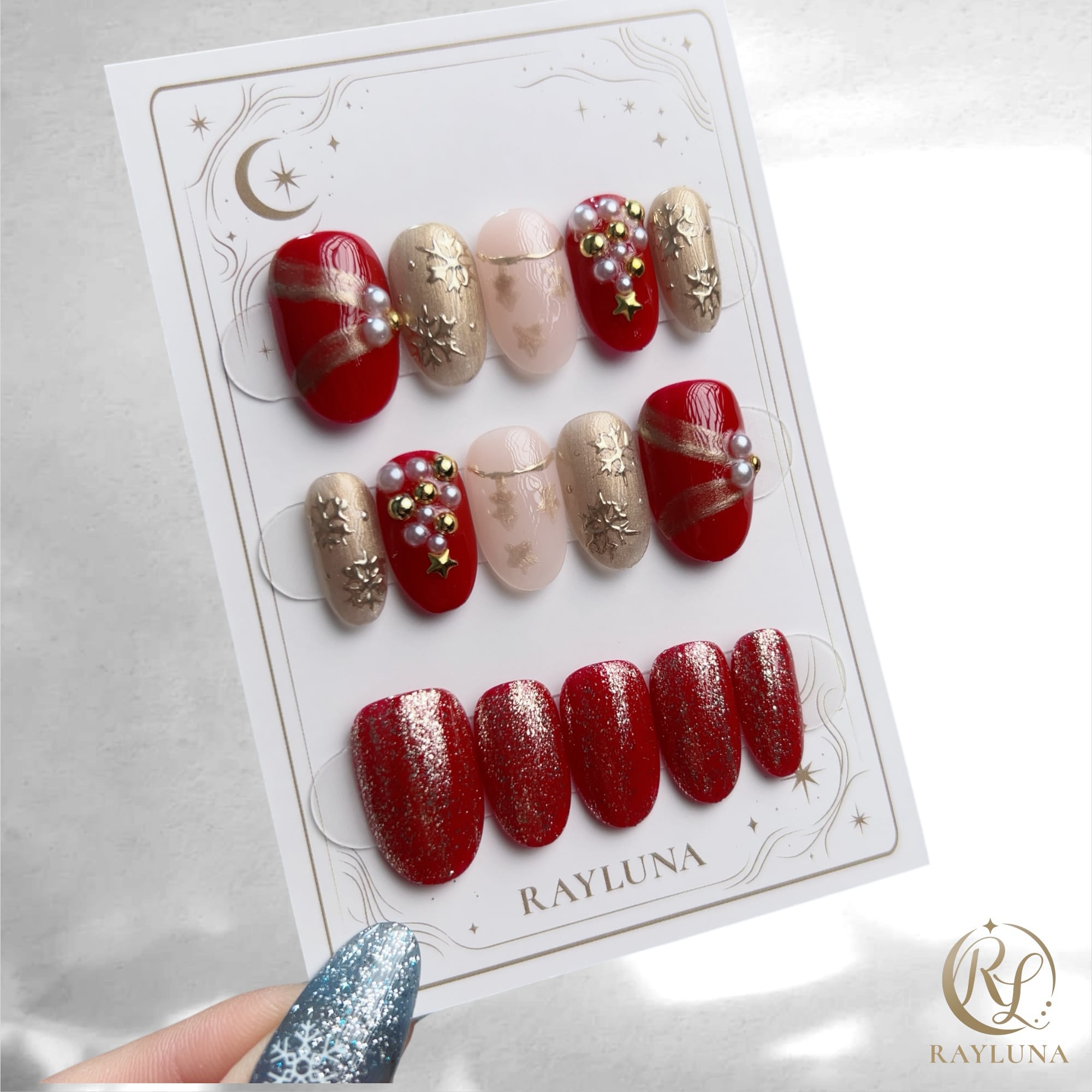 【#825】クリスマスデザイン/繰返し使える15枚セット【プレミアム】ネイルチップ/赤 ツリーデザイン/ミディアム オーバル/XY385