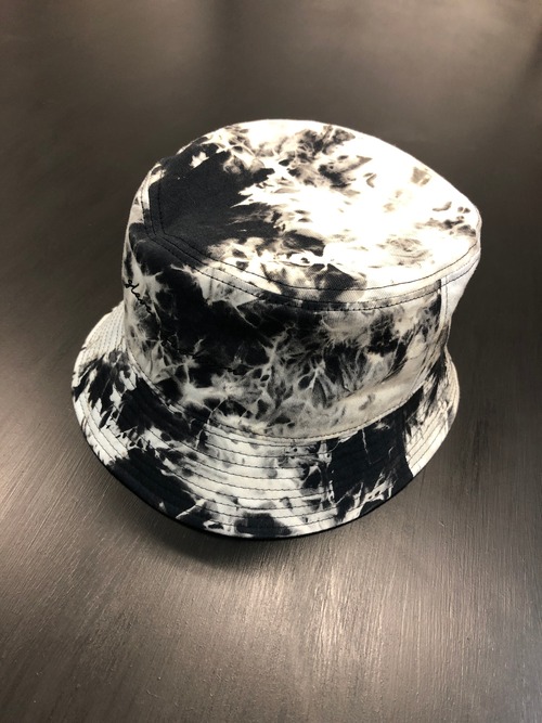 tie-dye bucket hat〈BK〉