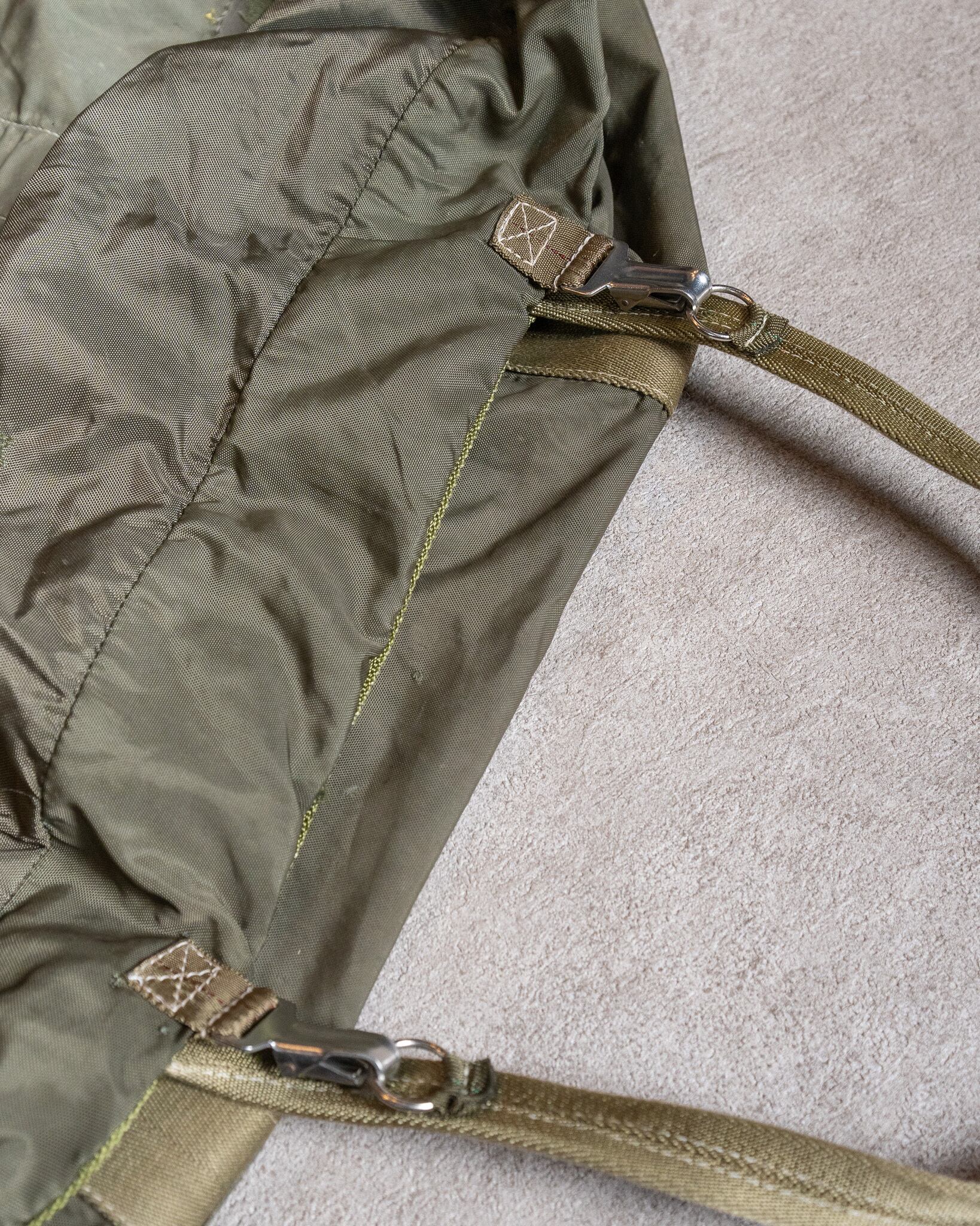 く*け様 【希少】フランス軍 AERAZUR パラシュートバッグ 65L 樹脂製 French Air Force 80-90s Paratrooper Bag 65L フランス空軍
