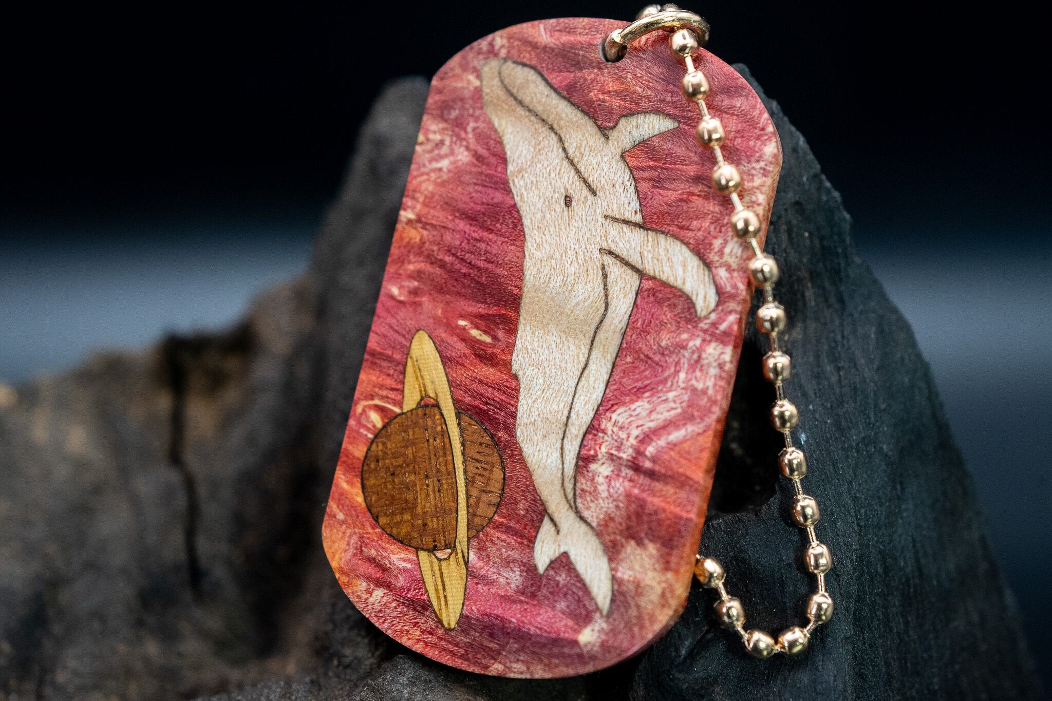 スタビライズウッド メープルバール ドッグタグ 象嵌 勇魚と惑星