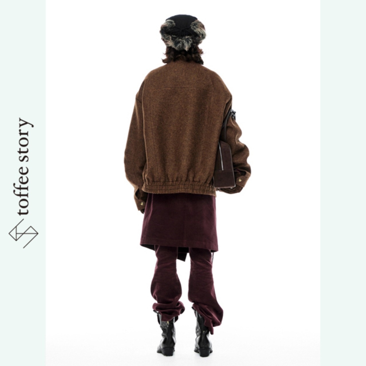 ダークブラウンウールの構築的ジャケット ― 二重の金ボタンが描く静謐なリズム《B0050》