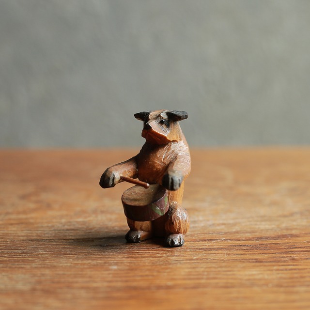 一生懸命演奏する、小さなイヌの音楽隊 1