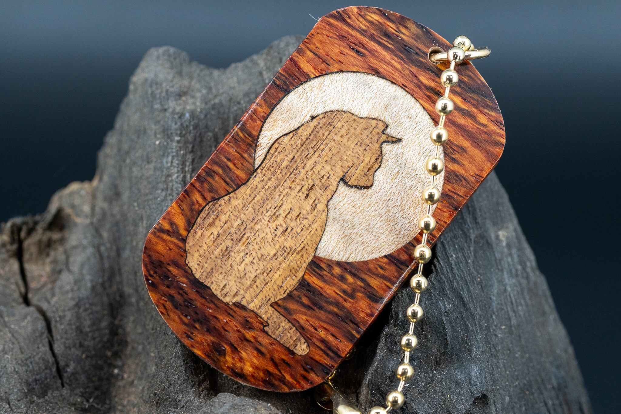 【東洋のローズウッド】 縞紫檀 変わり杢 ドッグタグ 象嵌 横を向く上品な猫