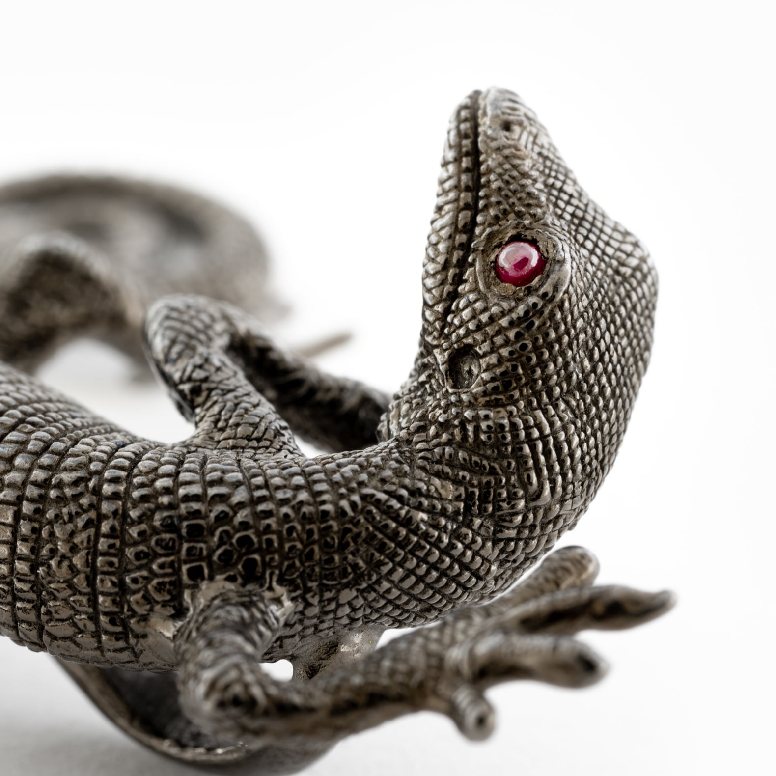 ブラックツリーモニターペンダント(黒メッキ、ルビー) | Cold I's 公式