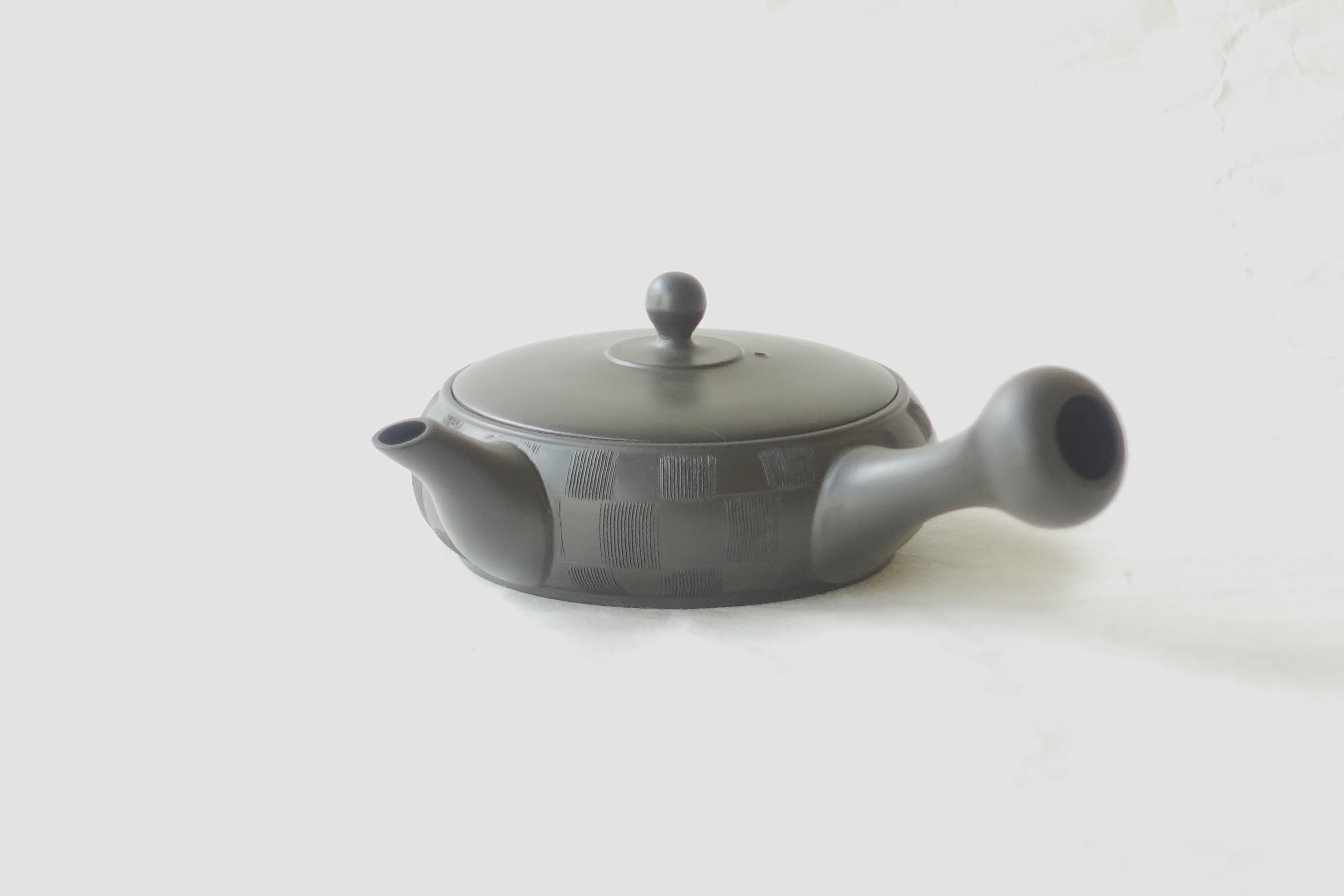 常滑焼の伝統工芸士が作った究極の手づくり平型急須 黒泥 市松